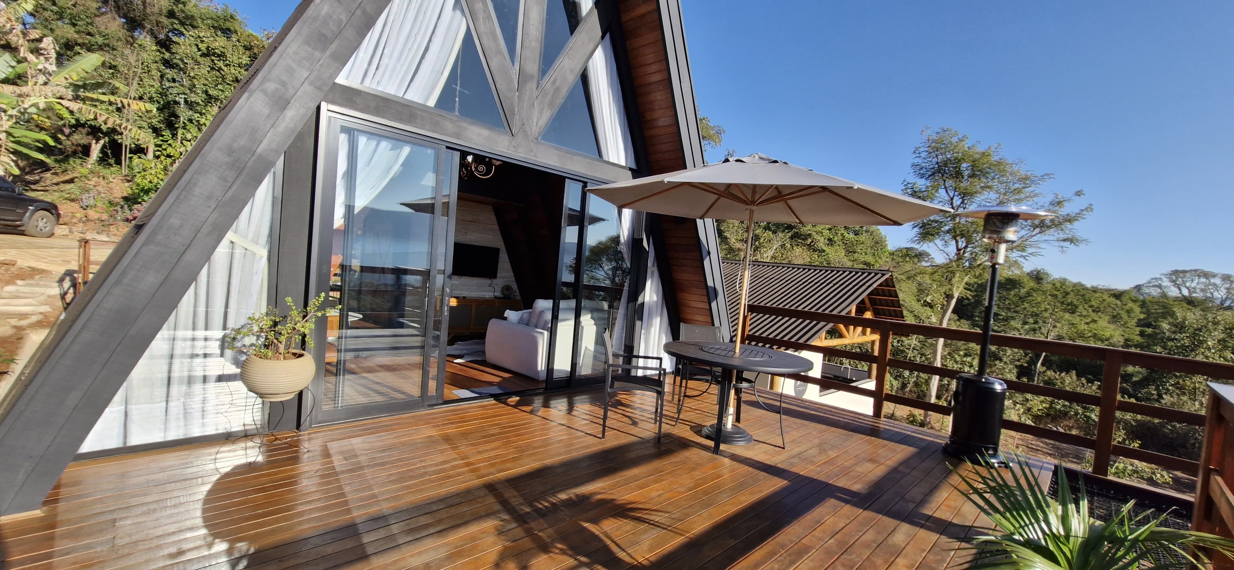 Cabana Sol do Norte ao entardecer, com vista para a Serra da Moeda